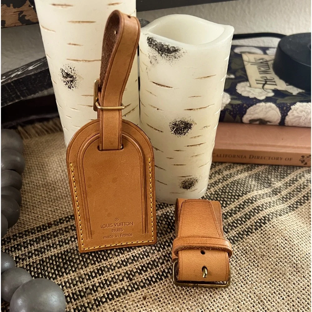 - LOUIS VUITTON
Vachetta Luggage Tag : Poignet Set